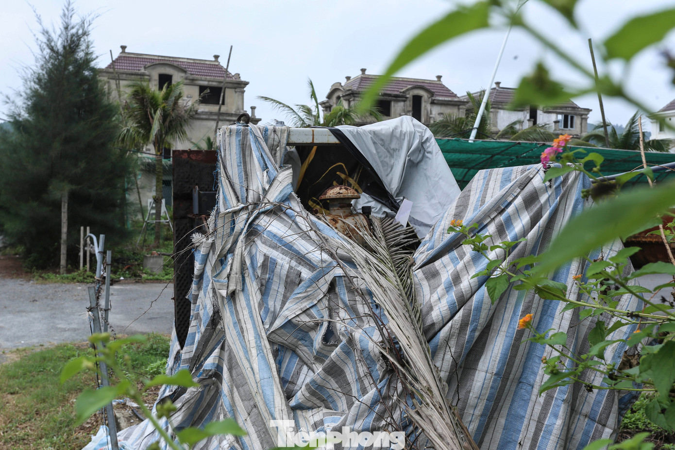 “Năm nay khách du lịch rất đông nhưng nhà hàng thì đóng cửa, dự án thì chưa hoàn thành. Nhìn khu đất hướng mặt biển với cả dự án dở dang, rất xót xa”, một người dân ở thị trấn Lộc Hà nói.