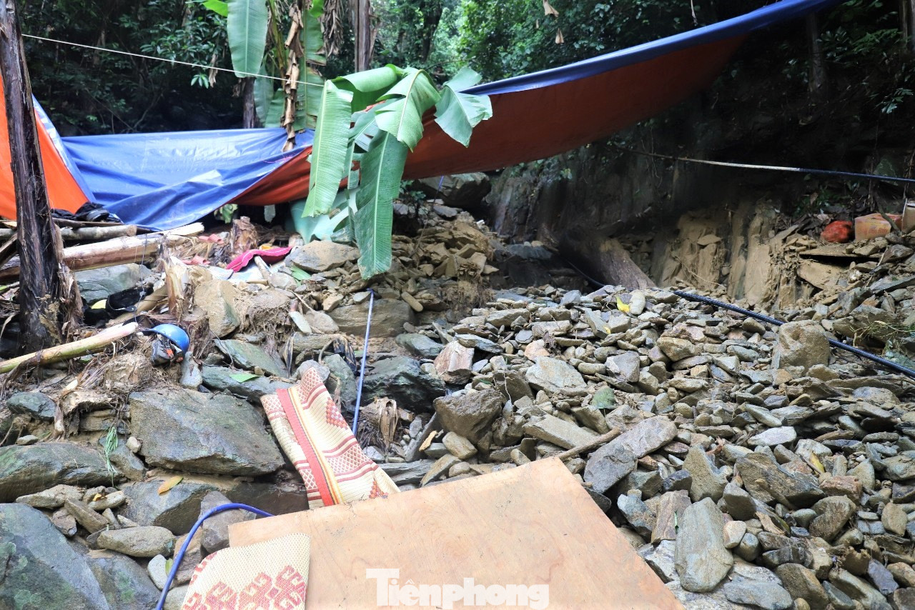 Cơ quan chuyên môn nhận định nguyên nhân vụ sạt lở do thiên tai. Mưa lớn khiến nước từ trên đỉnh núi đổ về khe cạn dẫn đến kéo theo một lượng lớn đất đá lớn, sạt lở xuống vị trí lán nơi 18 công nhân đang trú tạm. Trong hình là lán trại và đồ dùng của nhóm công nhân ngổn ngang sau vụ sạt lở.