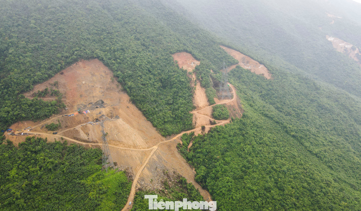 Quá trình thi công đường điện, Hà Tĩnh đã đồng ý chuyển đổi mục đích sử dụng gần 21,8ha đất rừng sang đất thực hiện Dự án đường dây 500kV Quảng Trạch - Quỳnh Lưu. Trong ảnh là diện tích rừng lớn ở thị xã Kỳ Anh bị băm nát để làm đường vận tải thiết bị, vật liệu lên làm trụ và lắp đặt.