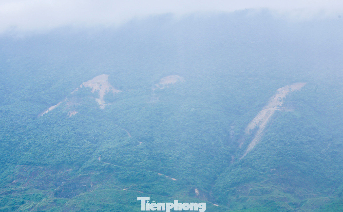 Ông Trần Ngọc Lâm - Trưởng Ban quản lý rừng phòng hộ Nam Hà Tĩnh cho biết việc thi công các móng trụ khiến một lượng đất đá lớn san ủi ngay chân vị trí công trình đã vùi lấp cây rừng, bồi đắp khe, suối, nguy cơ sạt lở cao.