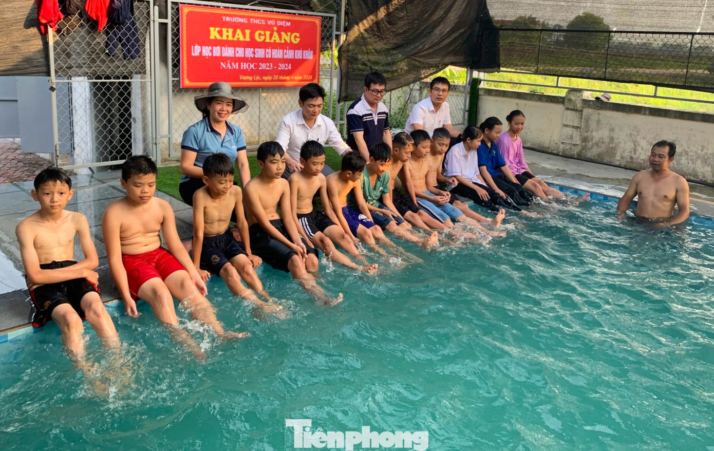 “Trường mở lớp dạy bơi miễn phí cho các em có hoàn cảnh khó khăn với mong muốn trang bị thêm cho học sinh kỹ năng tự bảo vệ bản thân. Lâu dài sẽ mở rộng quy mô dạy miễn phí cho học sinh toàn huyện, tăng số buổi luyện tập để các em sớm được trang bị đầy đủ các kỹ năng bơi lội, phòng, chống đuối nước", ông Hùng cho hay.