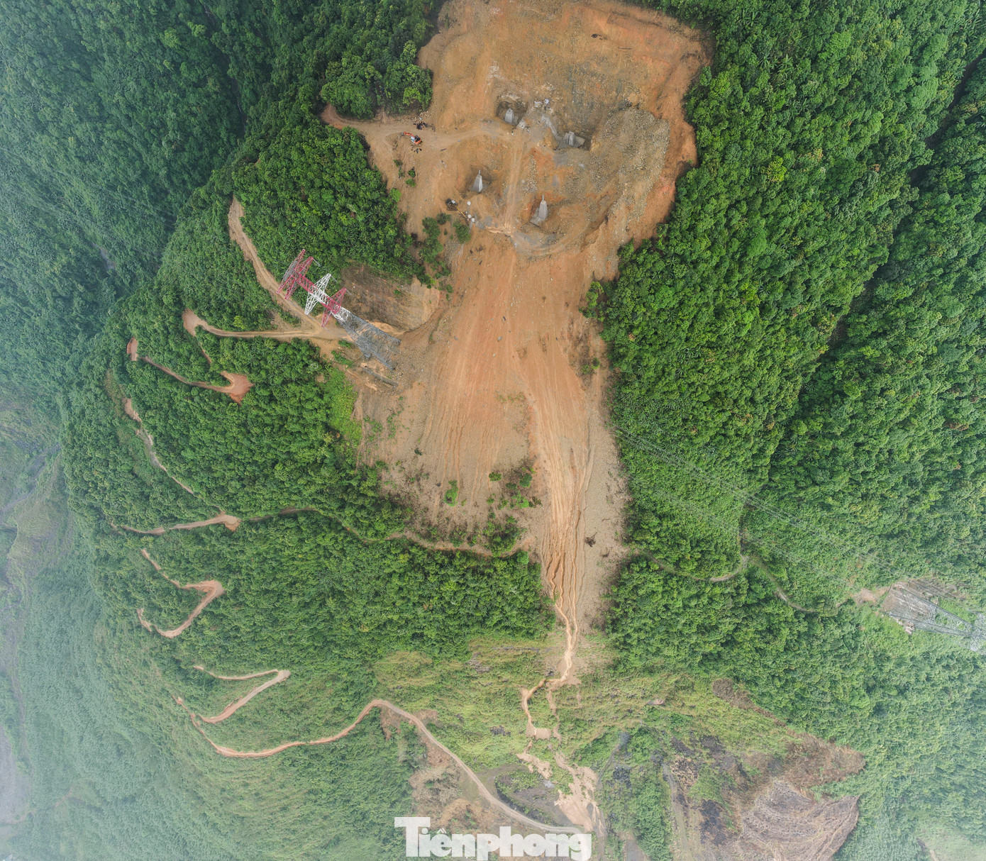 Theo ghi nhận, tại các vị trí móng cột điện thuộc khu vực xã Kỳ Lạc, Kỳ Hoa (huyện Kỳ Anh), phường Kỳ Liên, Kỳ Phương, Kỳ Nam (thị xã Kỳ Anh) xuất hiện tình trạng đất nền bị sạt xuống chân núi. Tuyến đường công vụ ngoằn ngoèo cũng tiềm ẩn nguy cơ sạt lở cao.