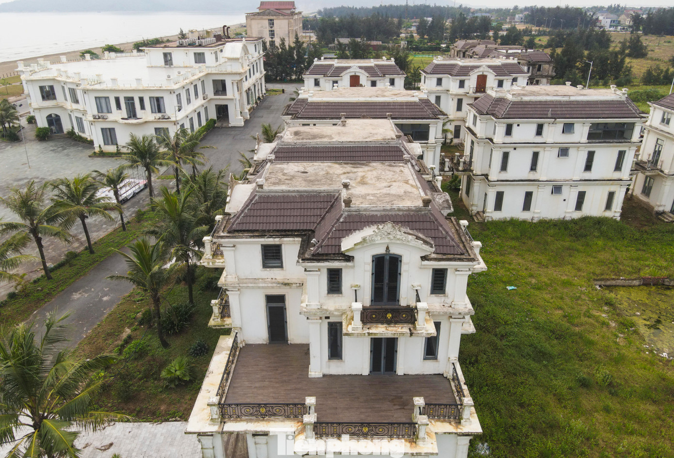 Đây là một trong những dự án được kỳ vọng sẽ góp phần làm thay đổi diện mạo của huyện Lộc Hà, cũng như thúc đẩy phát triển du lịch. Thế nhưng, sau 5 năm triển khai, dự án vẫn ngổn ngang, nhếch nhác.