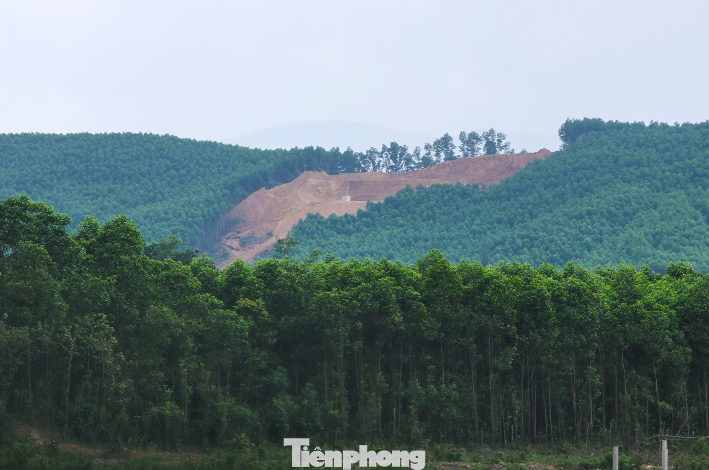 Ông Trần Ngọc Lâm - Trưởng Ban quản lý rừng phòng hộ Nam Hà Tĩnh cho biết việc thi công các móng trụ khiến một lượng đất đá lớn san ủi ngay chân vị trí công trình đã vùi lấp cây rừng, bồi đắp khe, suối, nguy cơ sạt lở cao.