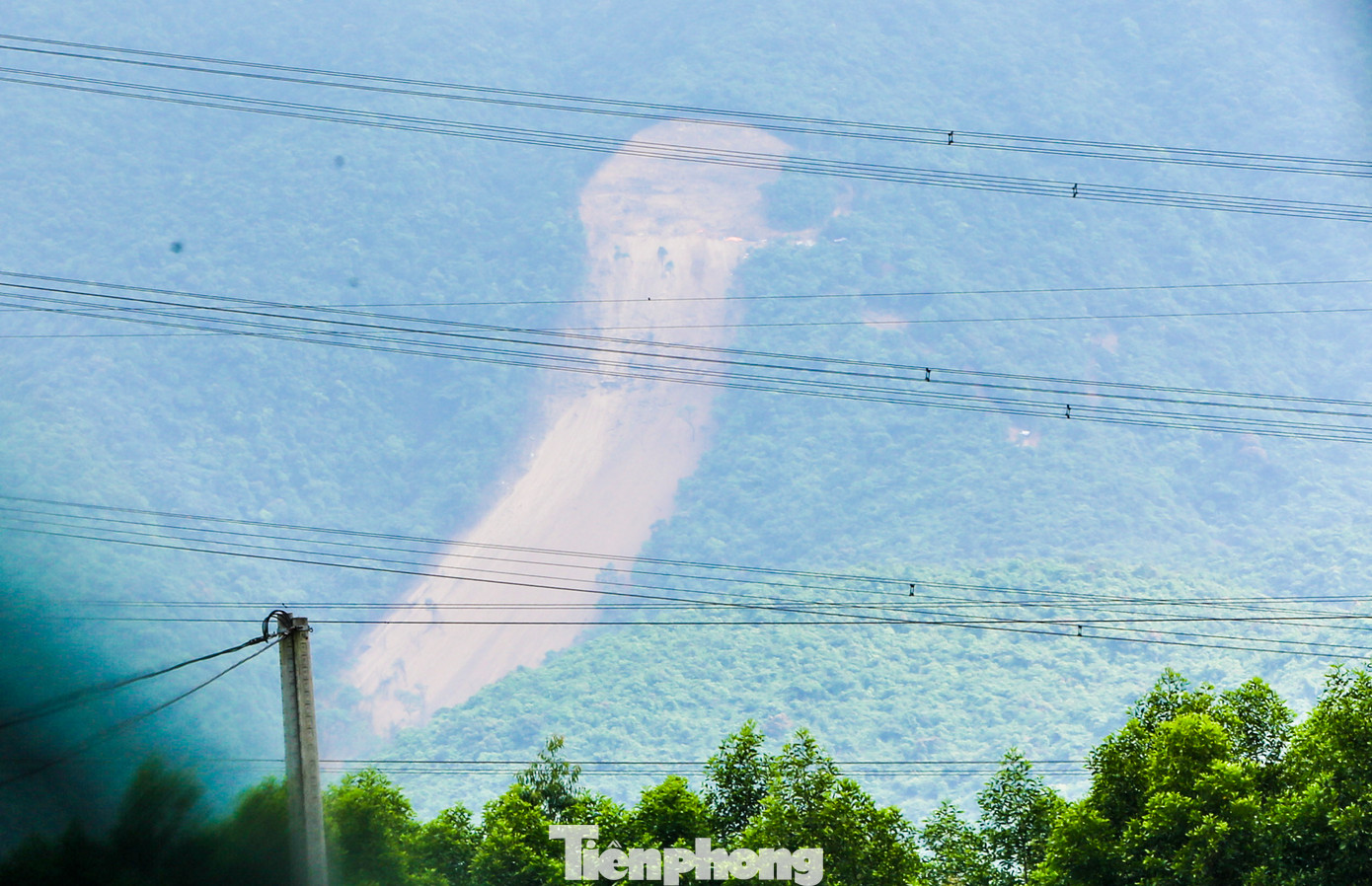 Ông Trần Ngọc Lâm - Trưởng Ban quản lý rừng phòng hộ Nam Hà Tĩnh cho biết việc thi công các móng trụ khiến một lượng đất đá lớn san ủi ngay chân vị trí công trình đã vùi lấp cây rừng, bồi đắp khe, suối, nguy cơ sạt lở cao.