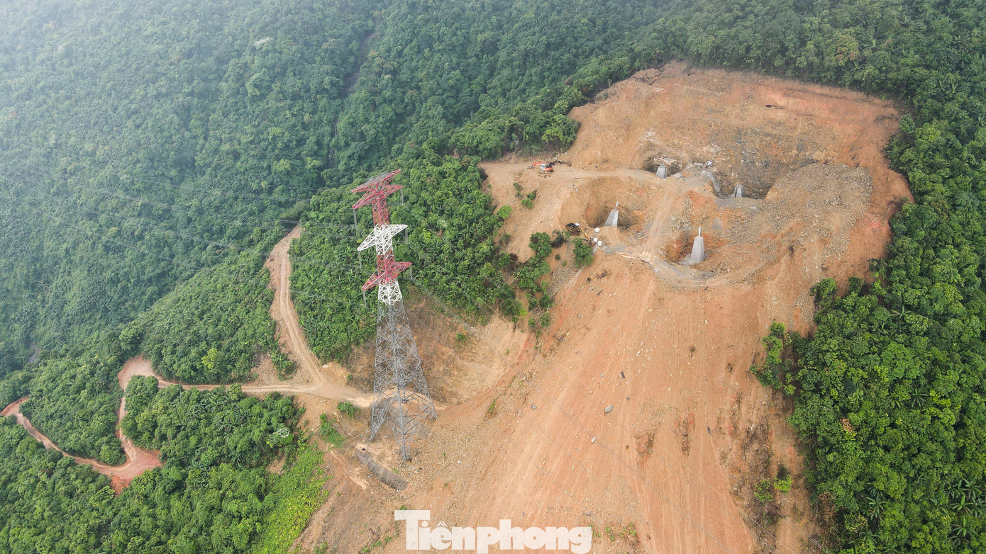 Nhiều móng cột đất đá nền tràn xuống, đè cây rừng tự nhiên hoặc bồi lấp các con suối nhưng đơn vị thi công không có biện pháp khắc phục.