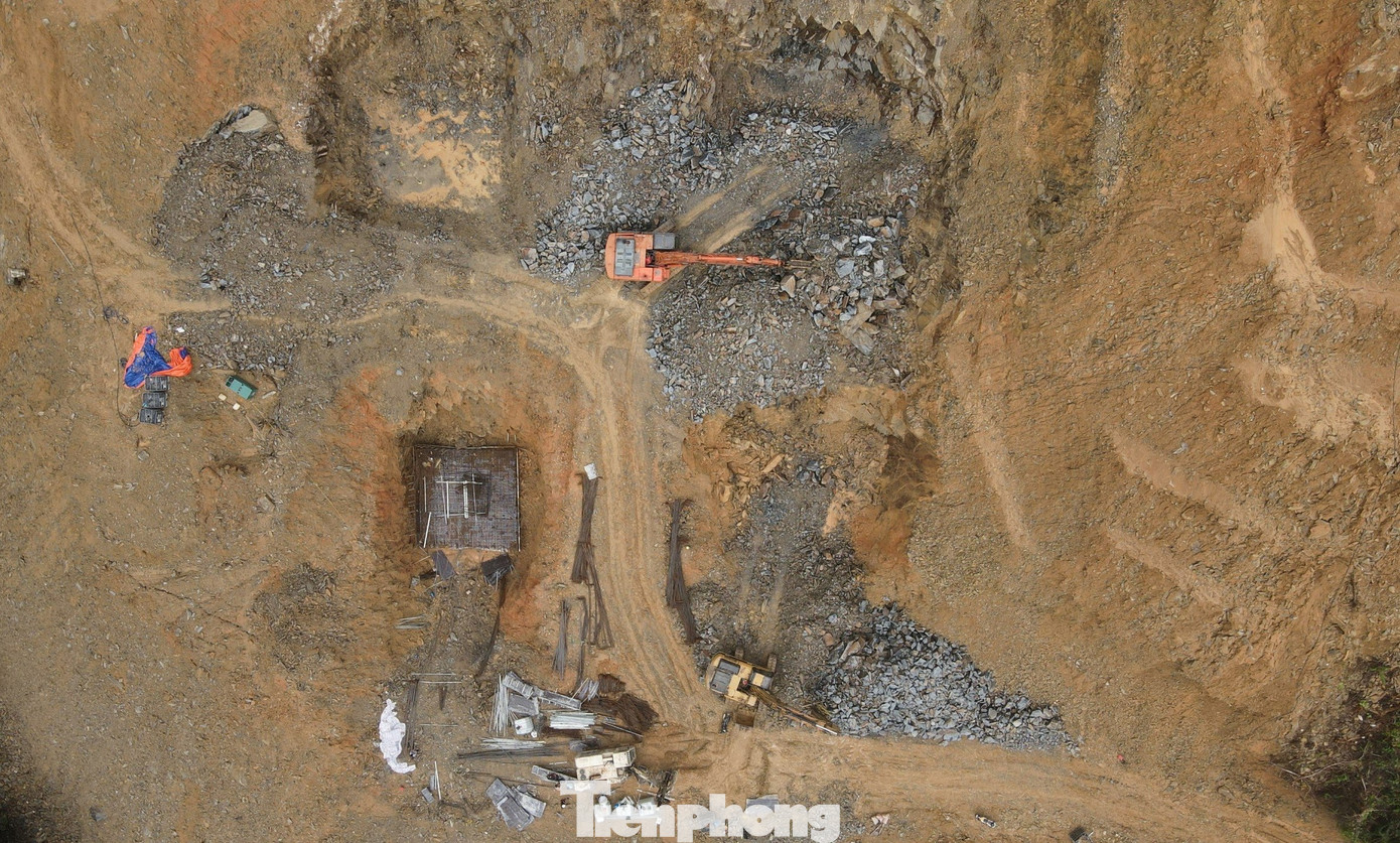 Mỗi móng cột khi xây dựng phải phá đi diện tích rừng, đào xới đất đá và đổ cạnh các vị trí móng.