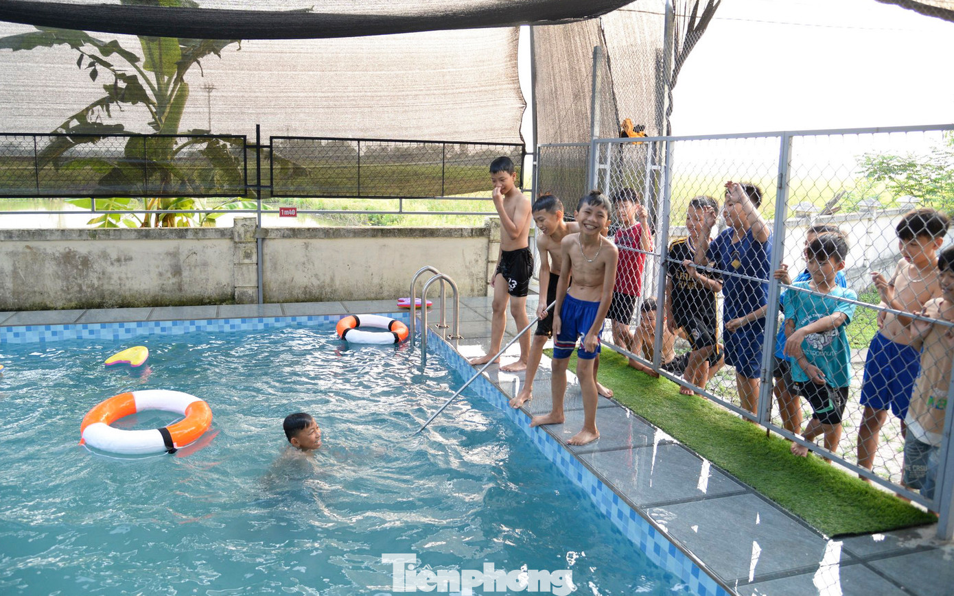 Ngoài ra, các em cũng được triển khai các tình huống giả định như: cứu người đuối nước...