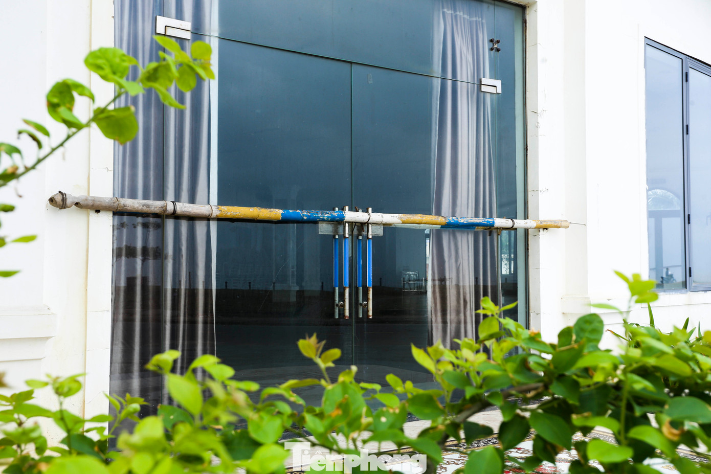 “Năm nay khách du lịch rất đông nhưng nhà hàng thì đóng cửa, dự án thì chưa hoàn thành. Nhìn khu đất hướng mặt biển với cả dự án dở dang, rất xót xa”, một người dân ở thị trấn Lộc Hà nói.