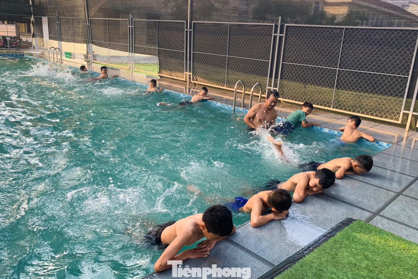 Không gian lớp học là bể bơi có diện tích khoảng 60m2. Những em tham gia lớp học này chủ yếu là học sinh cuối cấp của nhà trường, mong muốn được trang bị các kỹ năng bơi lội, cứu người đuối nước…