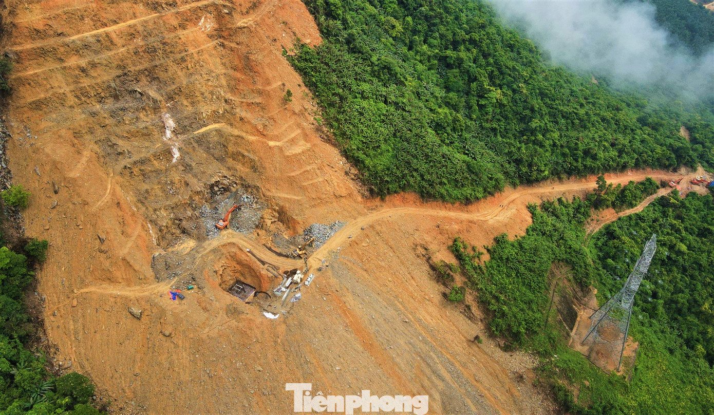 Trước đó, hôm 6/5, nhóm công nhân vào trú mưa tại lán trại cách vị trí móng cột số 28, dự án đường dây 500kv Quảng Trạch - Quỳnh Lưu bị đất đá vụ sạt lở vùi lấp. Vụ việc khiến 3 người tử vong.