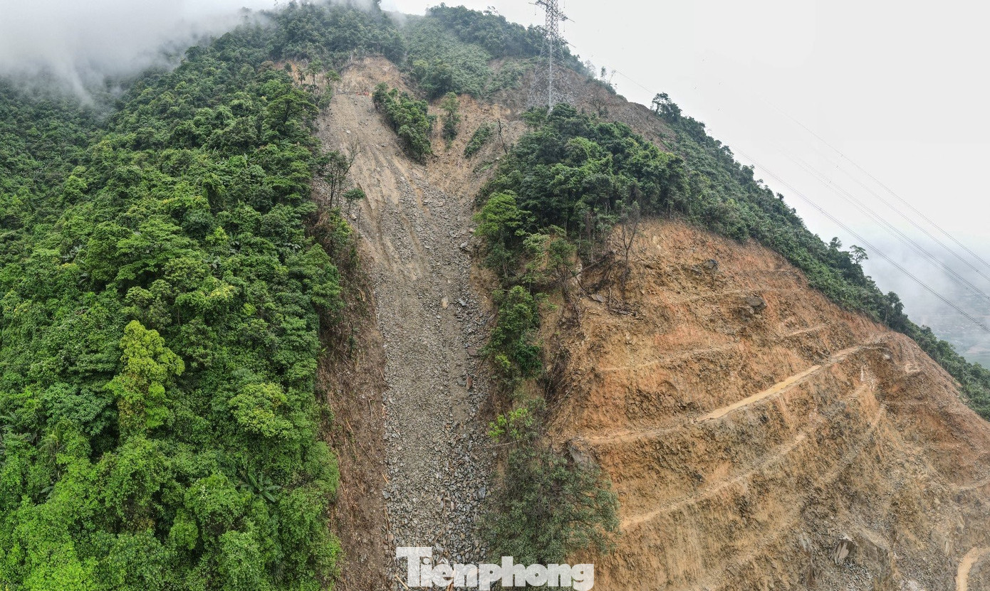 Nhiều móng cột đất đá nền tràn xuống, đè cây rừng tự nhiên hoặc bồi lấp các con suối nhưng đơn vị thi công không có biện pháp khắc phục.