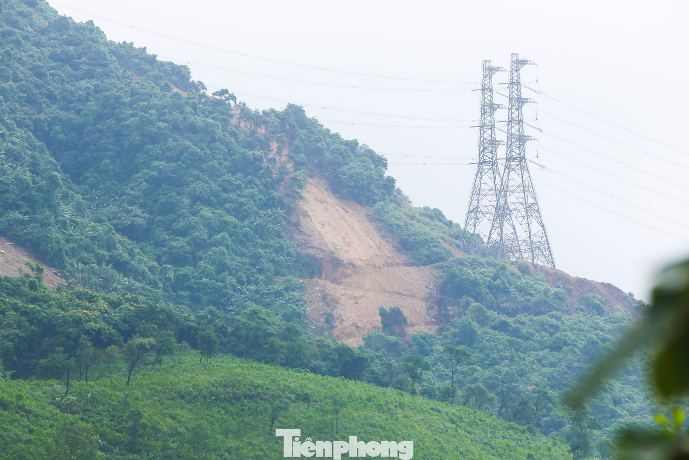 Sau vụ việc, ngành chức năng yêu cầu chủ đầu tư, các nhà thầu, đơn vị thi công song hành với việc đảm bảo tiến độ, chất lượng, cần đặc biệt chú trọng công tác đảm bảo an toàn lao động, an toàn vệ sinh môi trường, nhất là các vị trí ở trên núi cao, có địa hình thi công khó khăn, tiềm ẩn nhiều nguy hiểm.