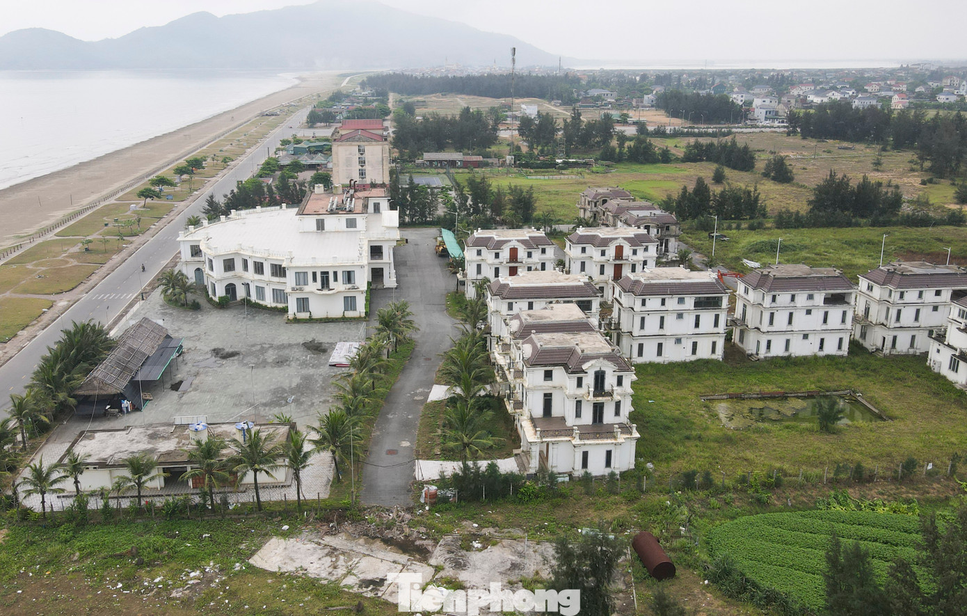 Dự án thực hiện trên diện tích 3,5ha, chia thành 2 giai đoạn. Giai đoạn 1 gồm 25 căn biệt thự, nhà hàng, hạ tầng, bể bơi,... với tiến độ cam kết đến đầu năm 2023 sẽ hoàn thiện, đưa vào khai thác. Giai đoạn 2 gồm hạng mục khách sạn 9 tầng, đến cuối năm 2026 sẽ đưa vào khai thác.