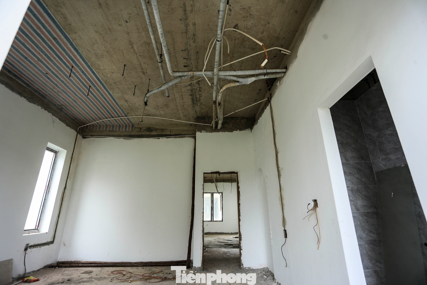 Bên trong tòa nhà vẫn chưa hoàn thiện, nhếch nhác.