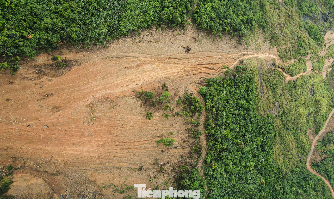 Ông Trần Ngọc Lâm - Trưởng Ban quản lý rừng phòng hộ Nam Hà Tĩnh cho biết việc thi công các móng trụ khiến một lượng đất đá lớn san ủi ngay chân vị trí công trình đã vùi lấp cây rừng, bồi đắp khe, suối, nguy cơ sạt lở cao.