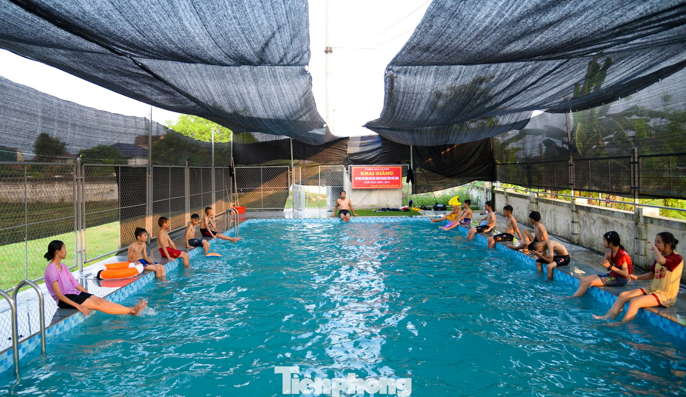 Khai giảng vào giữa tháng 4/2024, lớp học bơi dành cho học sinh có hoàn cảnh khó khăn của Trường THCS Vũ Diệm (xã Vượng Lộc, huyện Can Lộc, Hà Tĩnh) đã thu hút hàng chục em tham gia.