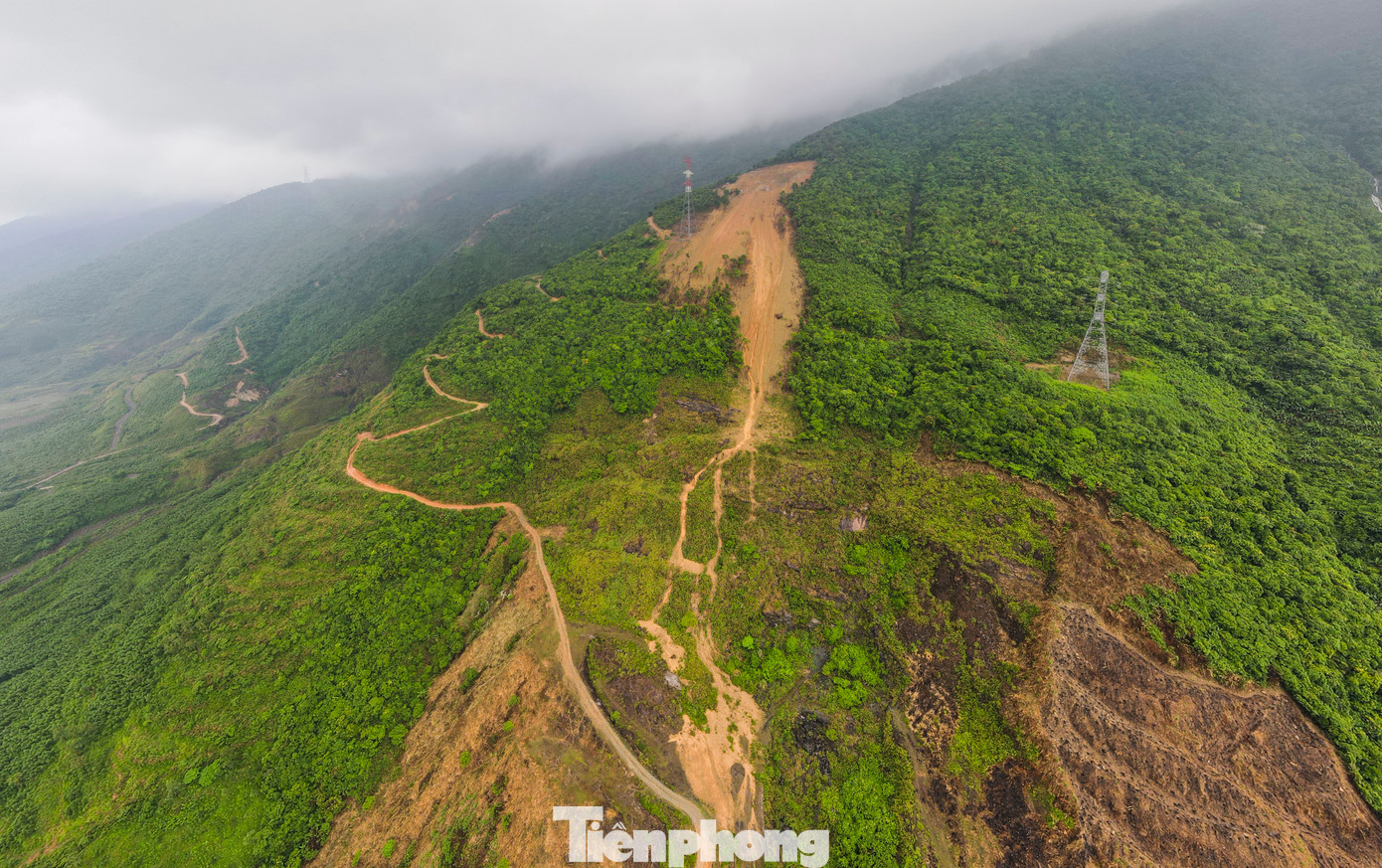 Thời gian gần đây, diện tích đất đá bị đào xới nằm ở lưng chừng núi, bắt đầu xuất hiện tình trạng “chảy xệ”, tiềm ẩn nguy cơ sạt lở cao khi có các đợt mưa lớn, kéo dài.