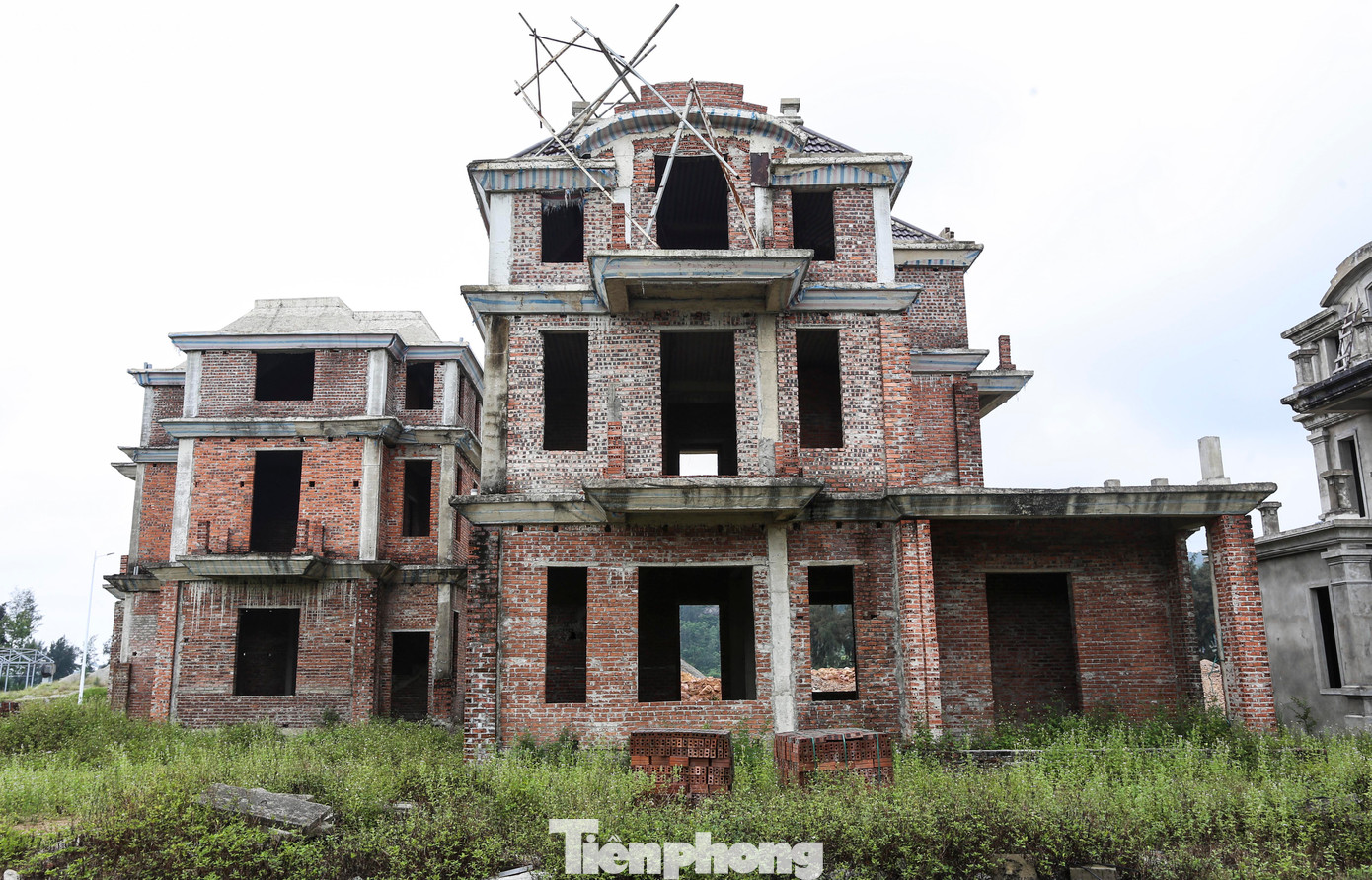 Theo ghi nhận, đến nay các hạng mục của giai đoạn 1 vẫn chưa hoàn thiện. Nhiều căn nhà biệt thự nghỉ dưỡng chỉ mới xây dựng xong phần thô, ngổn ngang, nhếch nhác.