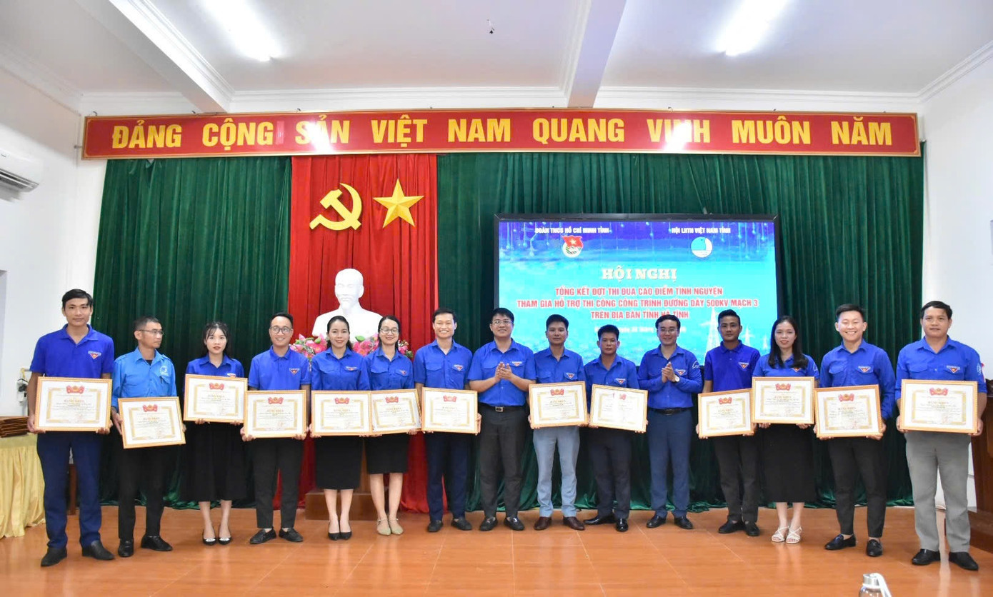 Tỉnh Đoàn Hà Tĩnh trao bằng khen của BCH T.Ư Đoàn cho 13 tập thể có thành tích xuất sắc cùng bằng khen của Tỉnh Đoàn cho cá nhân, tập thể trong triển khai thực hiện Đợt thi đua cao điểm tình nguyện tham gia hỗ trợ thi công công trình đường dây 500kV mạch 3.