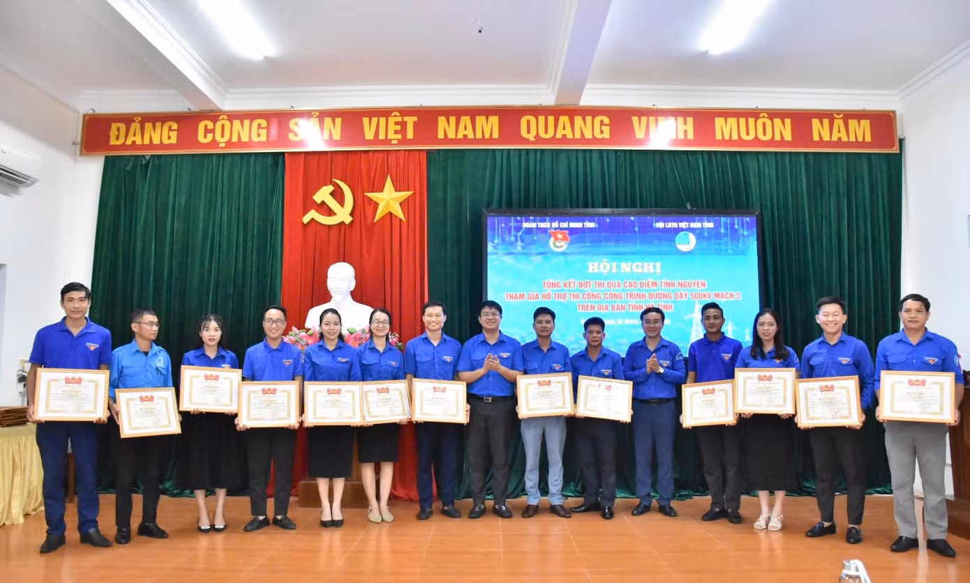 Tỉnh Đoàn Hà Tĩnh trao bằng khen của BCH T.Ư Đoàn cho 13 tập thể có thành tích xuất sắc cùng bằng khen của Tỉnh Đoàn cho cá nhân, tập thể trong triển khai thực hiện Đợt thi đua cao điểm tình nguyện tham gia hỗ trợ thi công công trình đường dây 500kV mạch 3.