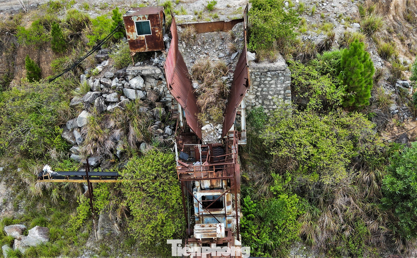 &quot;Các mỏ đã dừng khai thác nhiều năm song công tác hoàn phục môi trường không triển khai hoặc chậm tiến hành. Nhiều mỏ để lại các hố sâu, máy móc, xe vận chuyển hư hỏng gây nguy hiểm cho người dân và gia súc đến khu vực. Địa phương nhiều lần kiến nghị lên các cấp, ngành xử lý song chưa có kết quả&quot;, vị lãnh đạo địa phương thông tin.