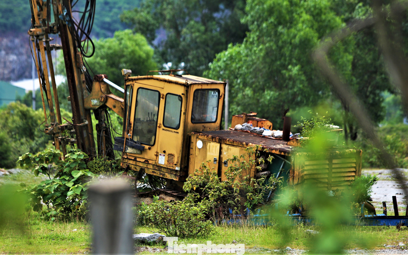 Khung cảnh nơi đây vắng lặng, hoang tàn với dây chuyền máy móc, thiết bị, phương tiện đã hỏng hóc.