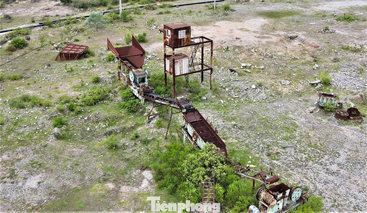 Sau khi bị dừng hoạt động, nhiều doanh nghiệp chưa di dời, tháo dỡ máy móc, phương tiện mà để lại công trường.