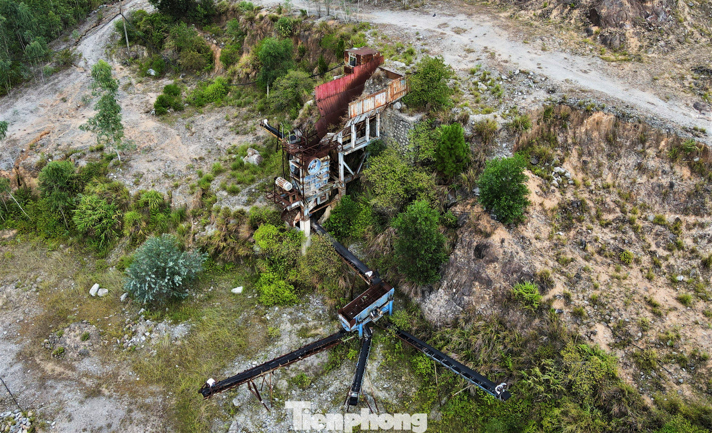 Trao đổi với Tiền Phong, ông Thái Lương, Chủ tịch UBND phường Đậu Liêu (thị xã Hồng Lĩnh) cho biết, trên địa bàn có 13 mỏ khai thác đá song đã đóng cửa, ngừng khai thác. Một số mỏ còn sản phẩm sẽ thực hiện bán và tháo dỡ máy móc, hoàn phục môi trường.