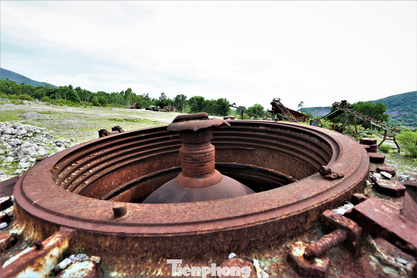 Máy móc, băng chuyền đá, sỏi hư hỏng, hoen gỉ bị bỏ lại công trường.