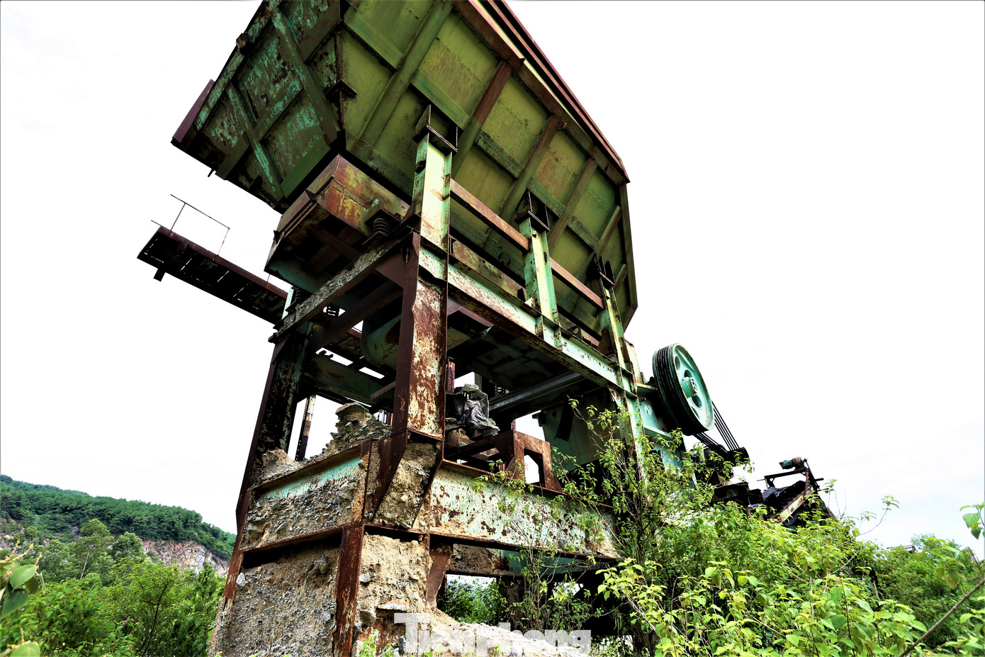 Theo thời gian, những cỗ máy khai thác khoáng sản hư hỏng trở thành đống sắt vụn, cỏ dại mọc um tùm xung quanh.