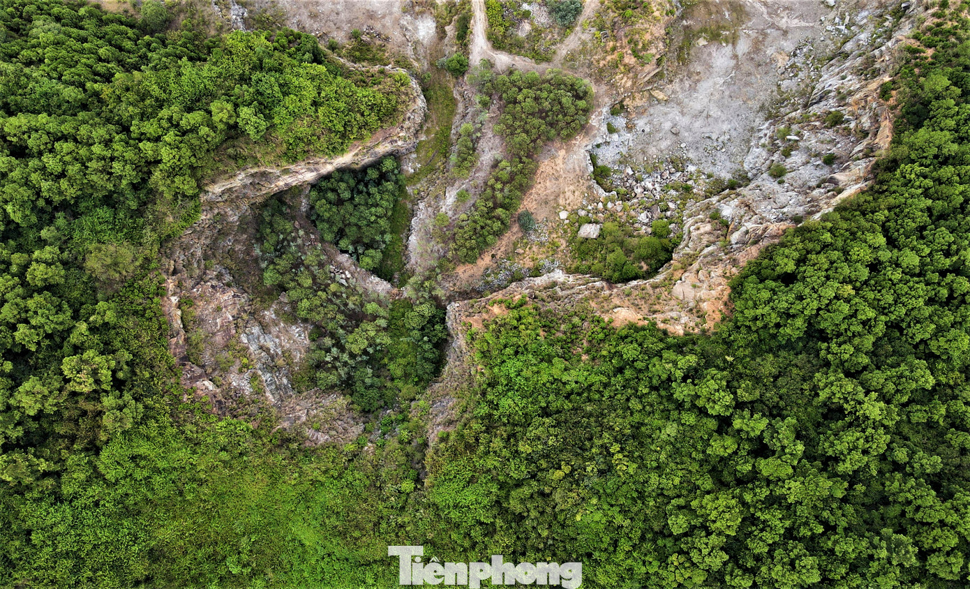 Những quả núi &quot;lở loét&quot; do bị khoét sâu trong quá trình khai thác khoáng sản chưa được hoàn phục môi trường thành những cái bẫy nguy hiểm.