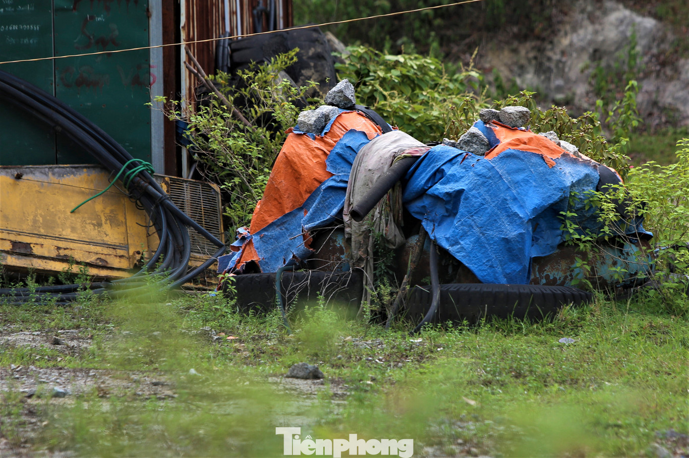 Khung cảnh nơi đây vắng lặng, hoang tàn với dây chuyền máy móc, thiết bị, phương tiện đã hỏng hóc.