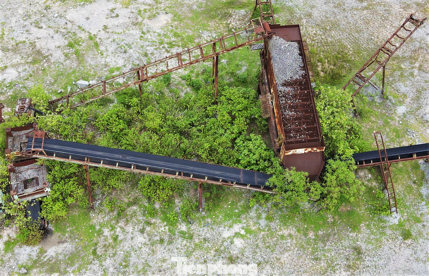 Sau khi bị dừng hoạt động, nhiều doanh nghiệp chưa di dời, tháo dỡ máy móc, phương tiện mà để lại công trường.