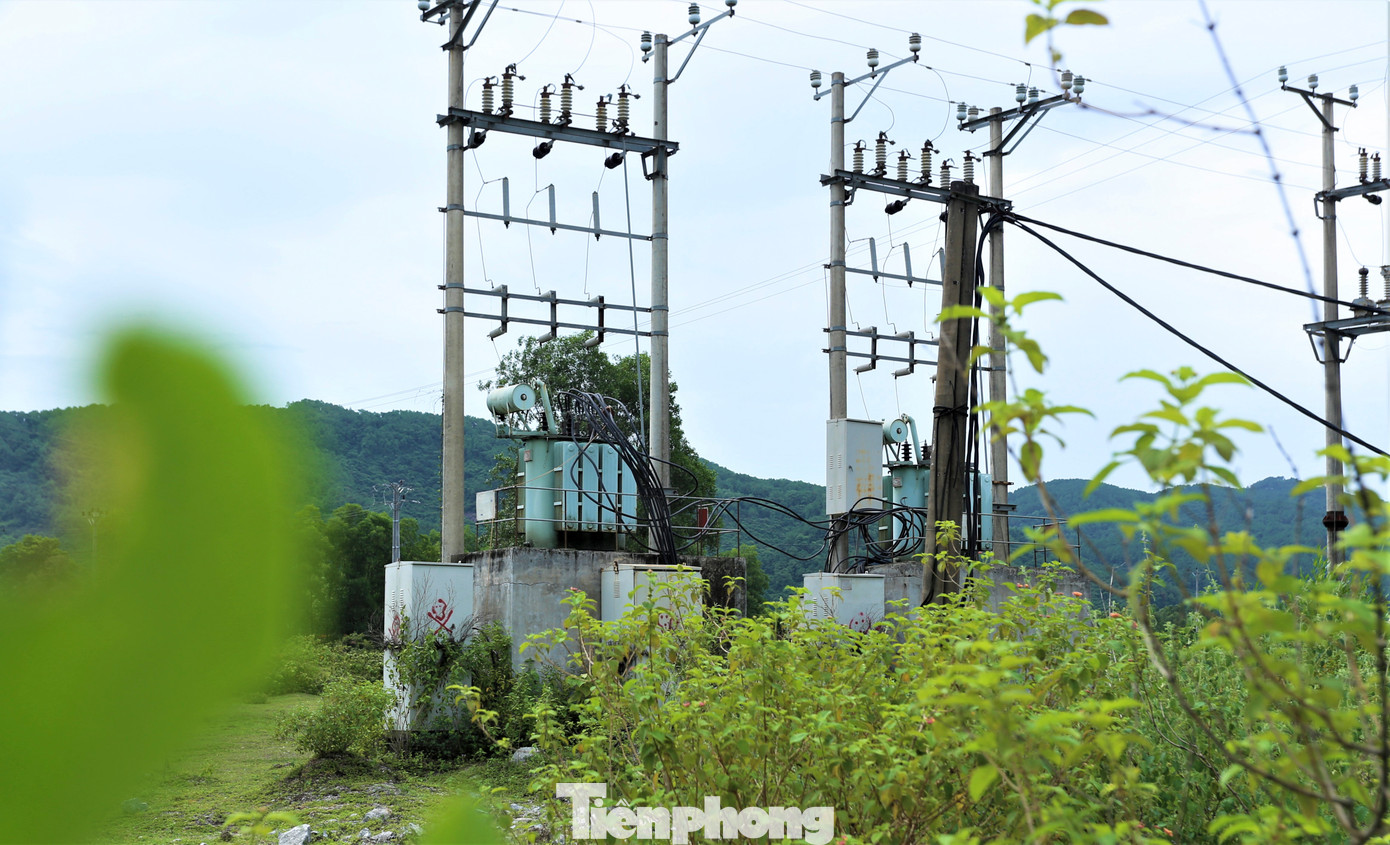 Hệ thống điện được kéo về các mỏ, nơi tập kết, chế biến khoáng sản chưa được di dời, tháo dỡ sau khi dừng hoạt động gây nguy hiểm cho người, gia súc qua lại khu vực.