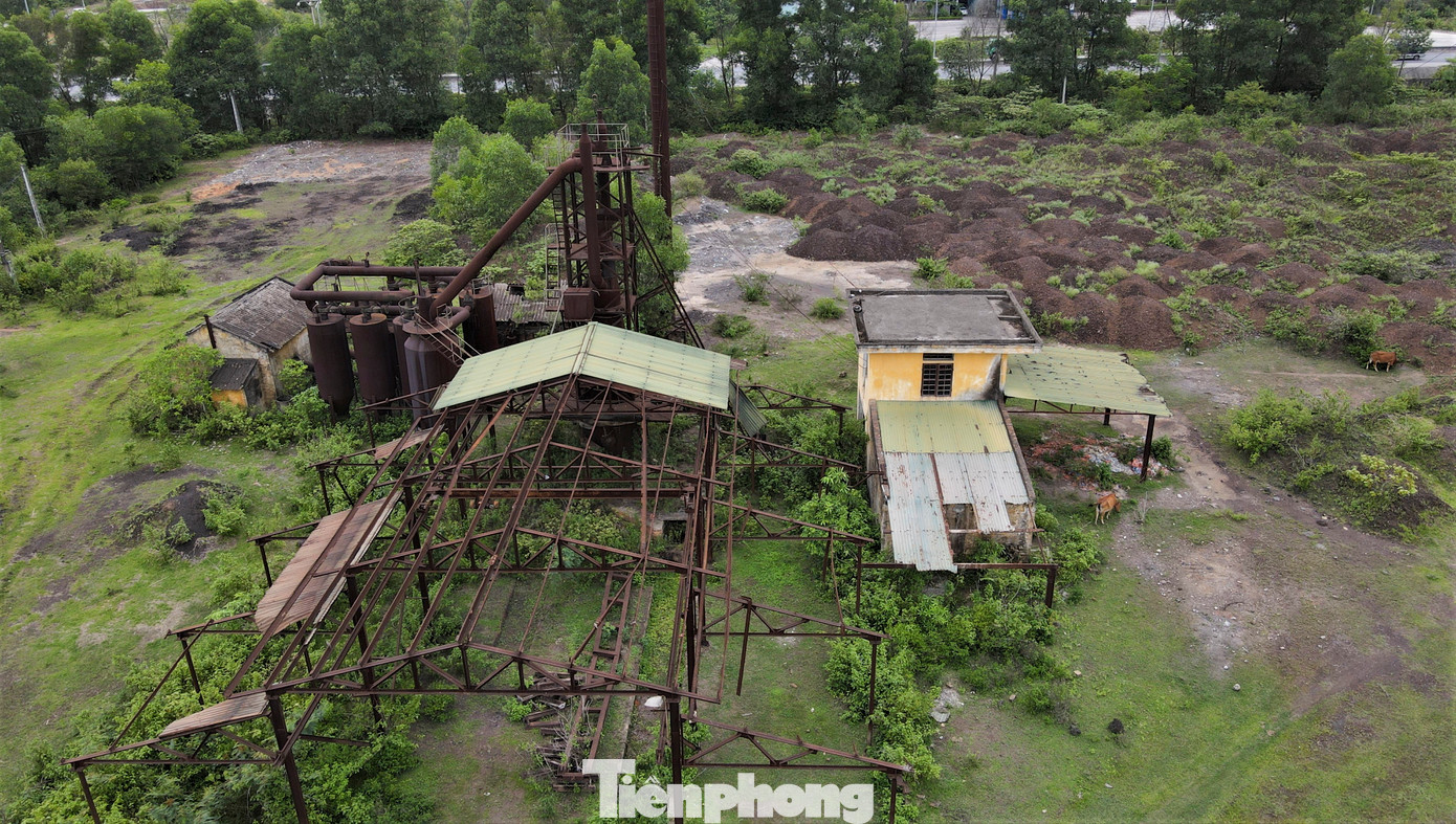 Một nhà xưởng tập kết, chế biến quặng thô ven quốc lộ 1 tuyến tránh thị xã Hồng Lĩnh bỏ hoang nhiều năm xuống cấp, thành nơi chăn bò.
