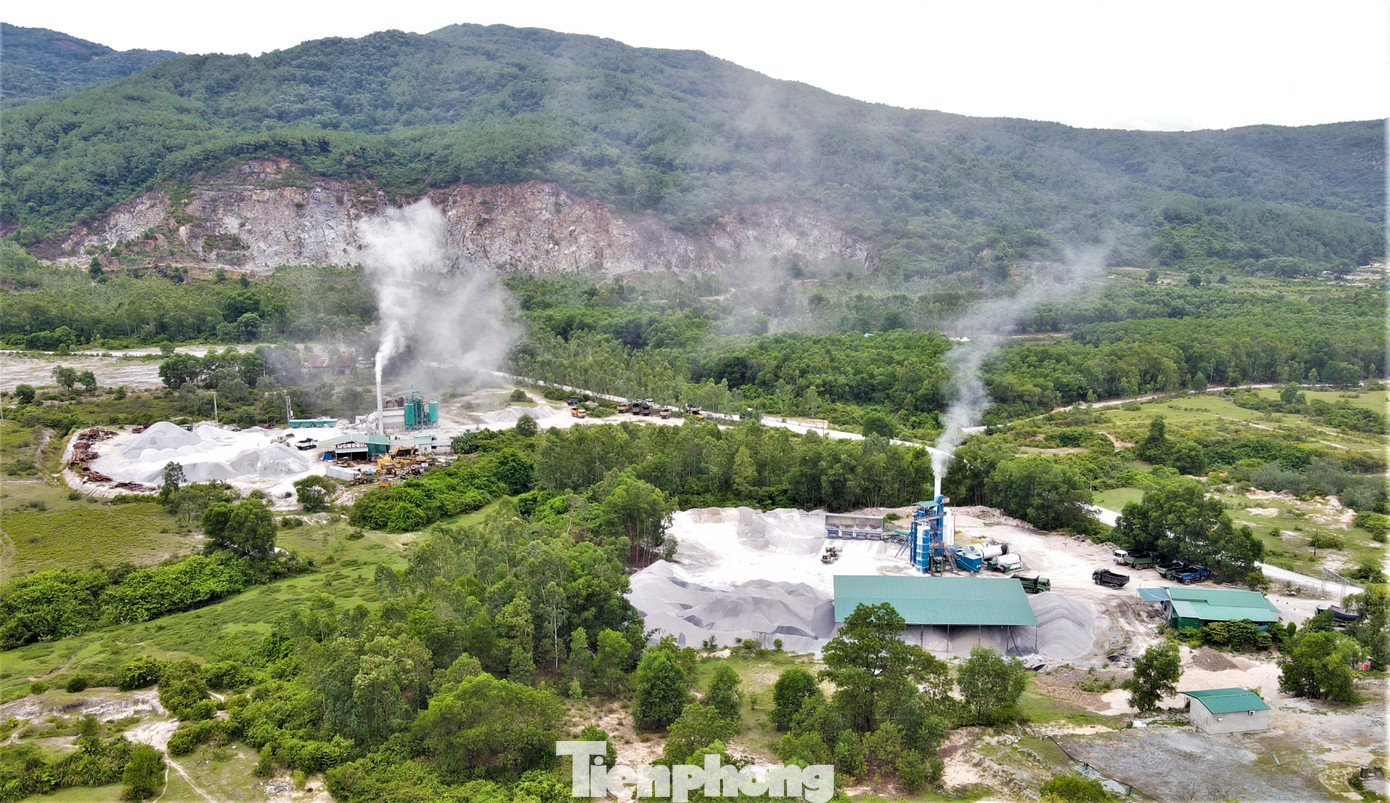 Theo thống kê của Sở TN&MT Hà Tĩnh, dọc tuyến quốc lộ 1A, đoạn qua thị xã Hồng Lĩnh có 29 mỏ được cấp phép khai thác khoáng sản nhưng đều hết hạn, cấm khai thác vào năm 2015. Hiện, địa phận trên không còn mỏ nào hoạt động, ngoài một số mỏ còn sản phẩm. Theo quy định đối với những mỏ được cấp phép khi đã hết hạn khai thác và thuê đất thì buộc phải thu dọn máy móc, trả lại hiện trạng.