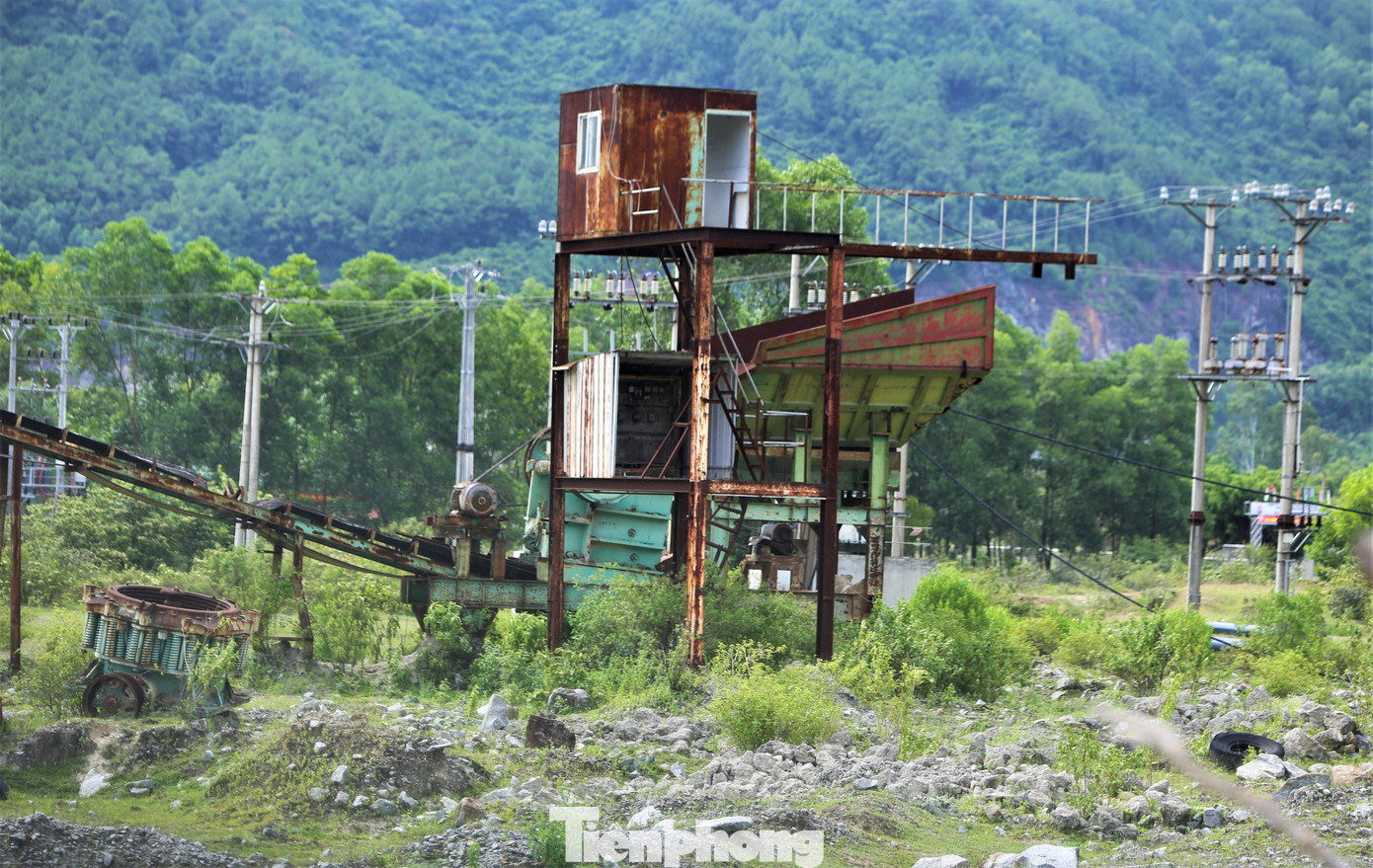 Sau khi bị dừng hoạt động, nhiều doanh nghiệp chưa di dời, tháo dỡ máy móc, phương tiện mà để lại công trường.