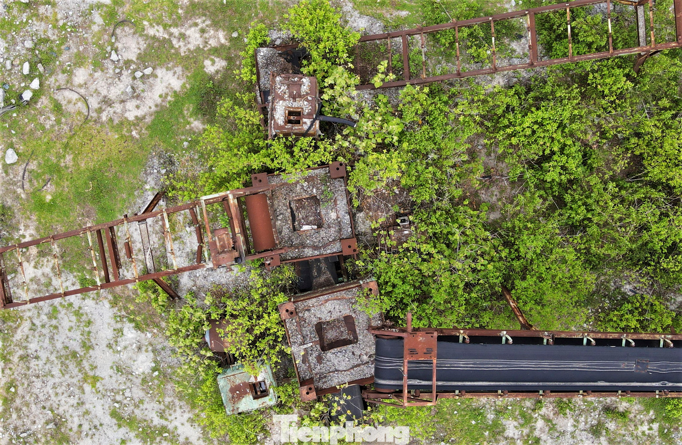 Sau khi bị dừng hoạt động, nhiều doanh nghiệp chưa di dời, tháo dỡ máy móc, phương tiện mà để lại công trường.