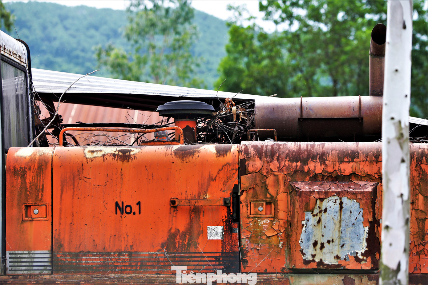 Khung cảnh nơi đây vắng lặng, hoang tàn với dây chuyền máy móc, thiết bị, phương tiện đã hỏng hóc.