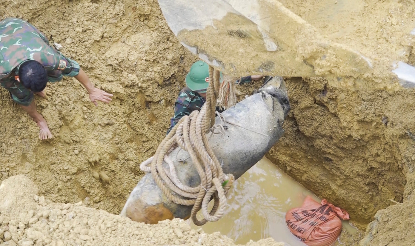 Công binh chuẩn bị các công đoạn cho việc hủy nổ quả bom.