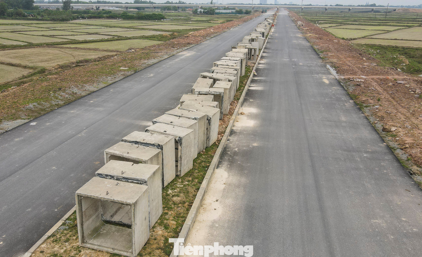 Sau thời gian thi công, dự án có hơn 2km đã được thảm bê tông nhựa là phần diện tích đã được bàn giao cho đơn vị triển khai thi công. Hiện còn 1,25km chưa được bàn giao cho đơn vị thi công do vướng mặt bằng. Chủ đầu tư đã có văn bản gửi UBND tỉnh Hà Tĩnh về việc gia hạn thời gian thực hiện dự án.