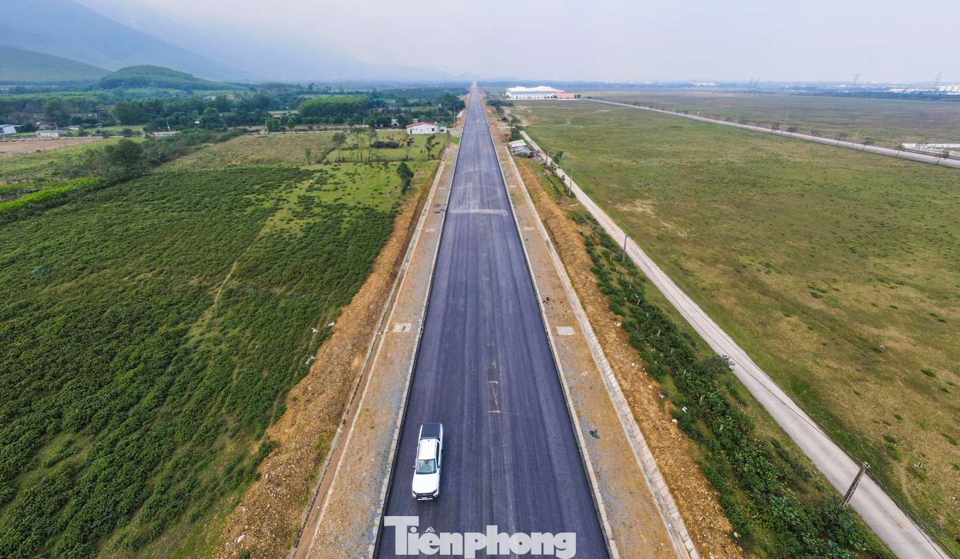 Quy mô đầu tư xây dựng tuyến đường có chiều dài gần 9 km, rộng 24 m. Đại diện Ban quản lý dự án đầu tư xây dựng công trình khu vực Khu kinh tế tỉnh Hà Tĩnh (chủ đầu tư dự án) cho biết, sau gần 2 năm thi công, tiến độ dự án đã đạt hơn 90%, hoàn thiện theo tiến độ.