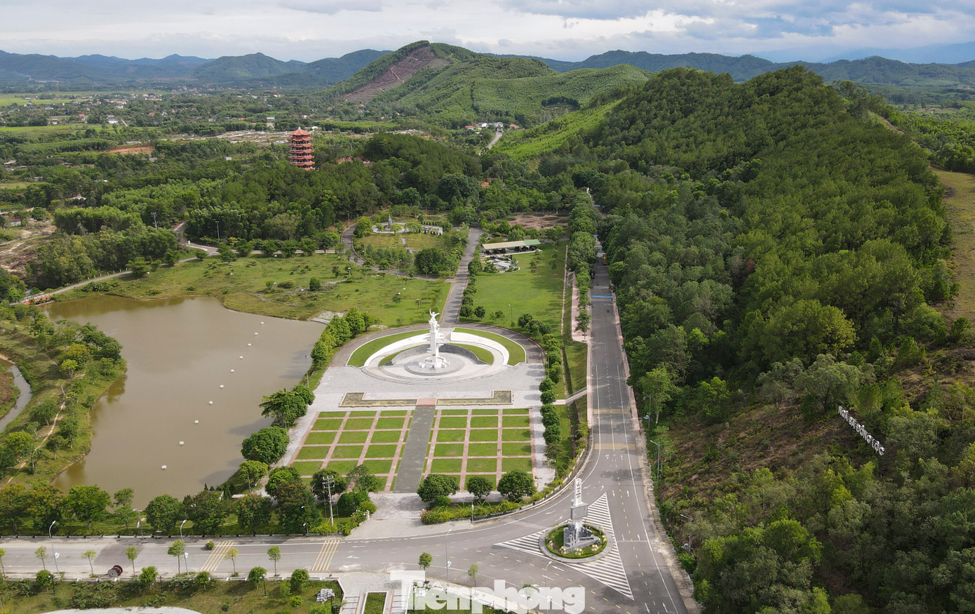 Ông Đặng Quốc Vũ - Trưởng Ban Quản lý Khu di tích lịch sử quốc gia đặc biệt Ngã ba Đồng Lộc - cho biết, từ Tết Nguyên đán Ất Tỵ đến nay đón gần 20.000 lượt du khách, người dân, tham quan, dâng hương.