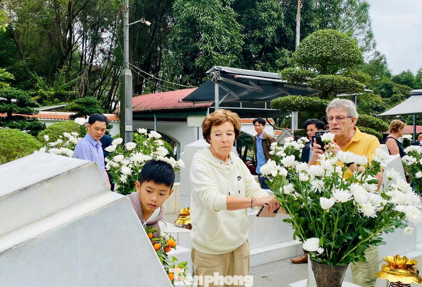 Nhiều du khách nước ngoài dâng hương tại phần mộ 10 nữ anh hùng liệt sĩ.