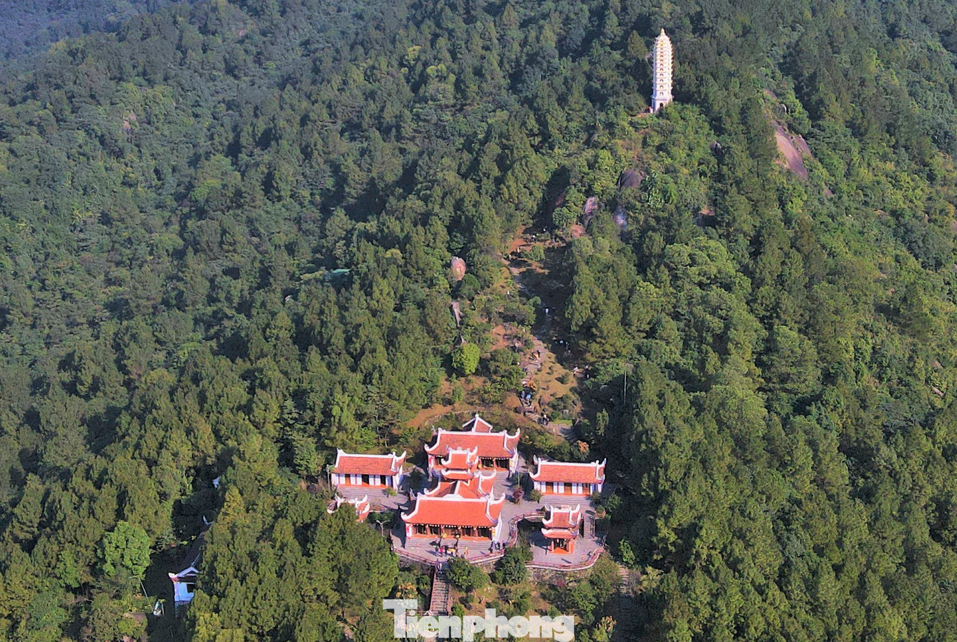 Chùa Hương Tích, tọa lạc trên dãy núi Hồng Lĩnh thuộc xã Thiên Lộc (huyện Can Lộc, Hà Tĩnh) - ngôi chùa gắn liền với truyền thuyết về công chúa Diệu Thiện, con gái vua Sở Trang Vương, người đã tu hành đắc đạo tại đây và hóa thành Phật Bà Quan Âm cứu độ chúng sinh.