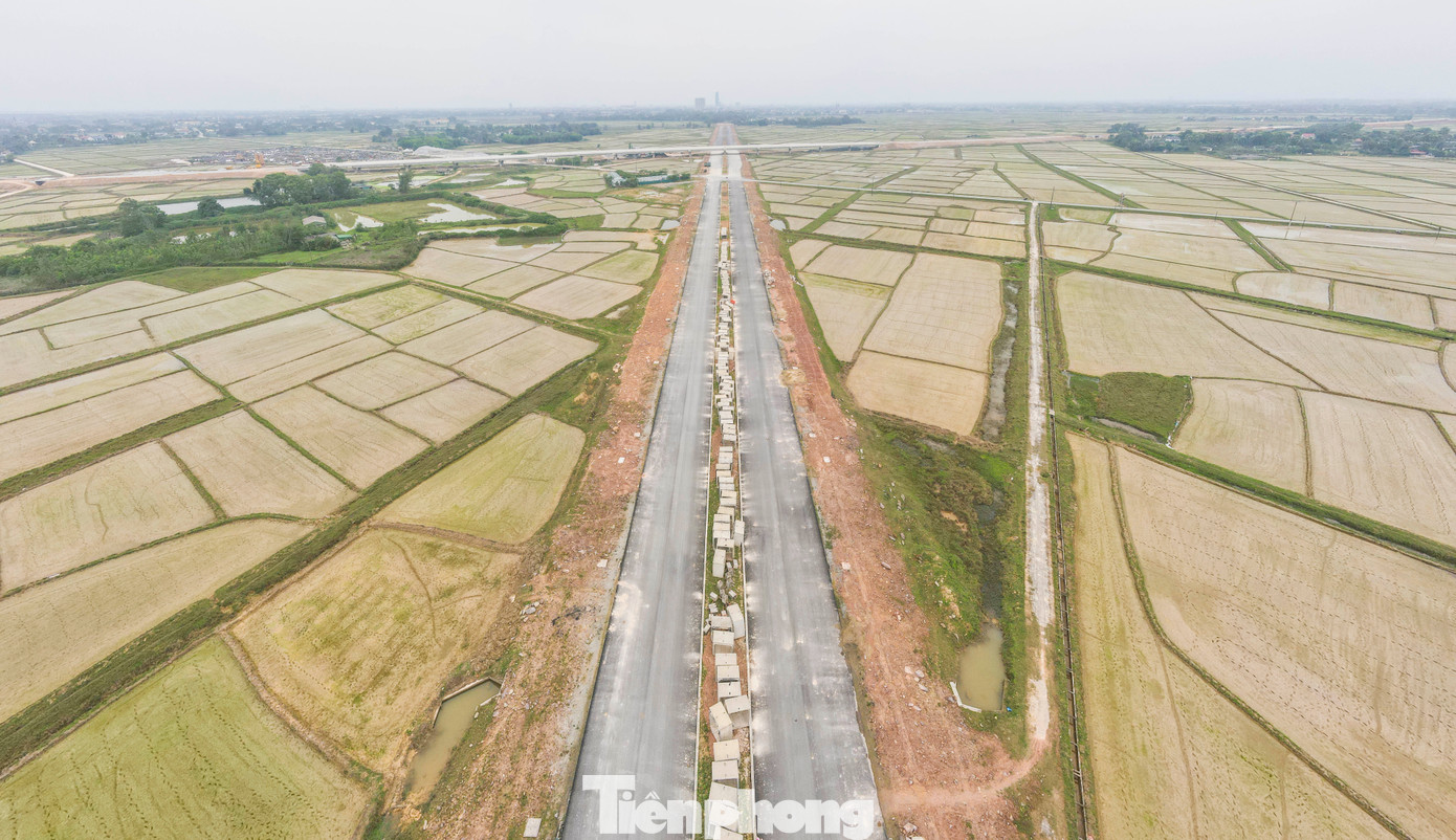 Sau thời gian thi công, dự án có hơn 2km đã được thảm bê tông nhựa là phần diện tích đã được bàn giao cho đơn vị triển khai thi công. Hiện còn 1,25km chưa được bàn giao cho đơn vị thi công do vướng mặt bằng. Chủ đầu tư đã có văn bản gửi UBND tỉnh Hà Tĩnh về việc gia hạn thời gian thực hiện dự án.