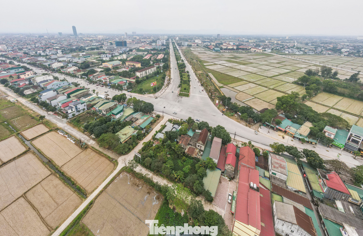 Dự án đường Xô Viết Nghệ Tĩnh kéo dài về phía Đông có tổng chiều dài tuyến 6,6km. Công trình do Ban QLDA đầu tư xây dựng công trình giao thông tỉnh Hà Tĩnh làm chủ đầu tư với tổng mức gần 1.500 tỷ đồng; thời gian thực hiện dự án từ năm 2023 - 2026.