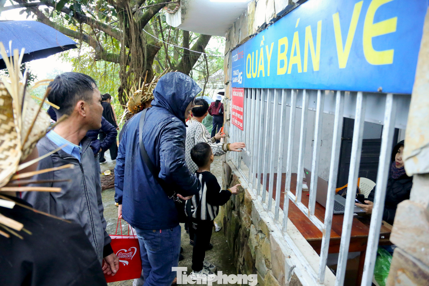 Bà Trần Thị Thu Hà - Trưởng Ban quản lý Khu du lịch Chùa Hương Tích - cho biết, những ngày đầu năm, khu du lịch đã đón hơn 25.000 lượt khách. “Với sự chuẩn bị chu đáo và đảm bảo an ninh trật tự, du khách về hành hương, vãn cảnh rất đông. Mỗi ngày có 2.000 - 3.000 lượt khách, trong ngày khai hội có đến 8.000 lượt khách. Người dân về với lễ hội không xảy ra tình trạng chen lấn xô đẩy, các hiện tượng như ăn xin, chèo kéo du khách đã được kiểm soát chặt chẽ”, bà Hà thông tin.