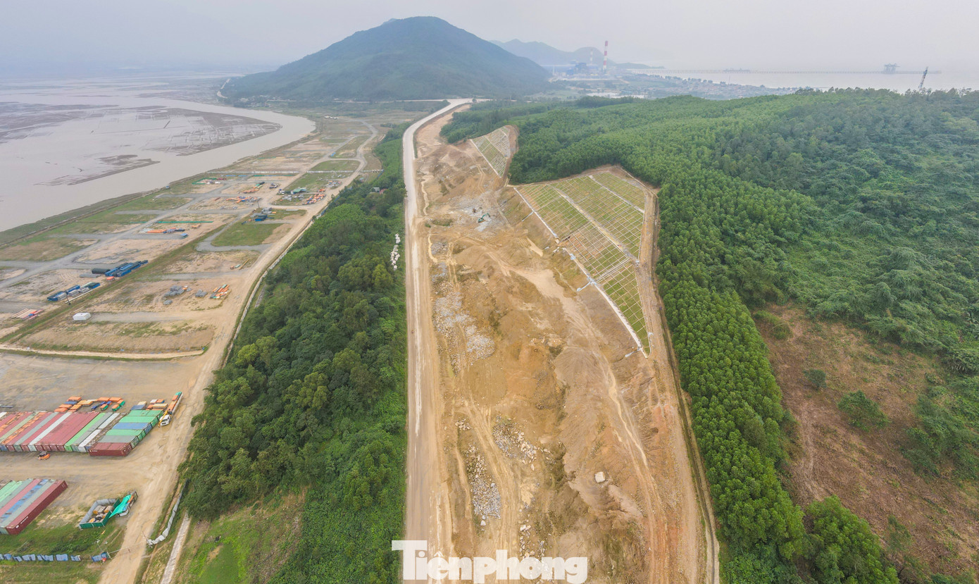 Toàn tuyến có chiều dài hơn 18,4 km, mặt đường rộng 60m. Được đầu tư hàng nghìn tỷ đồng, sau thời gian thi công, đến nay 2 đoạn tuyến đã đạt tiến độ đề ra, dự kiến hoàn thành và sử dụng trong năm 2025. Khi đưa vào sử dụng sẽ giúp kết nối, phát triển Khu kinh tế phía nam Hà Tĩnh.